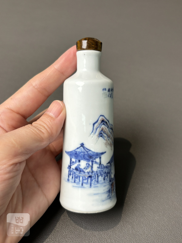 清光绪 青花釉里红山水人物图诗文鼻烟壶（带木底座） - 图5